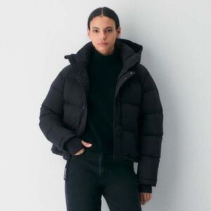 Aritzia Super Puff Shorty XS black cliMATTE